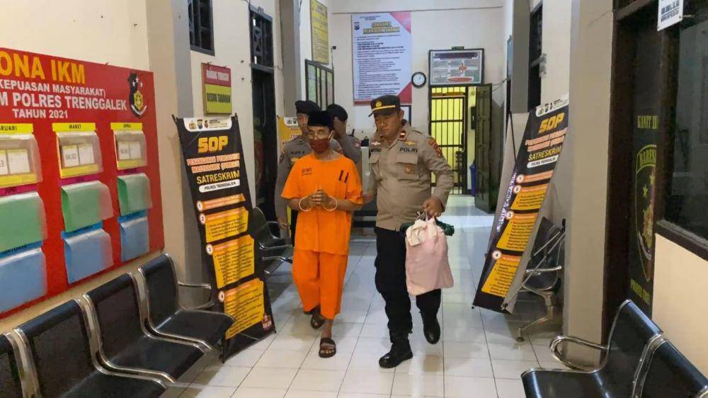Tersangka saat dipindahkan ke Rutan Trenggalek. IDN Times/ istimewa