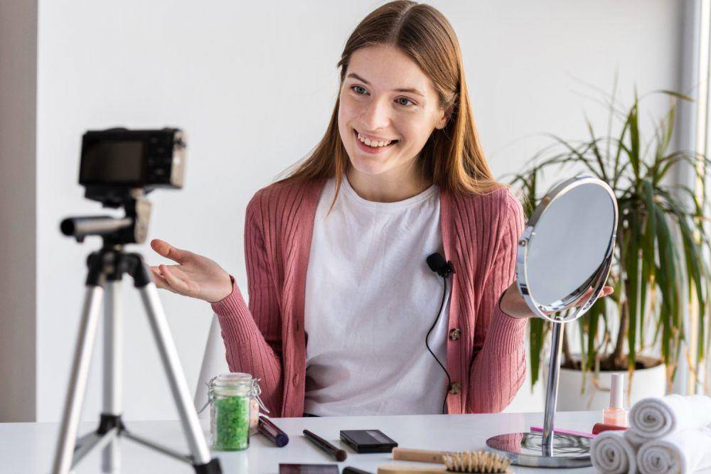 Ilustrasi wanita sedang live (freepik.com/freepik)