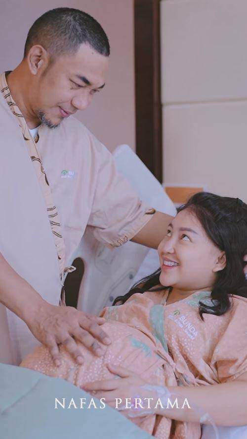 Mpok Alpa melahirkan anak kembar (Nafas Pertama via Instagram.com/nina_mpokalpa)