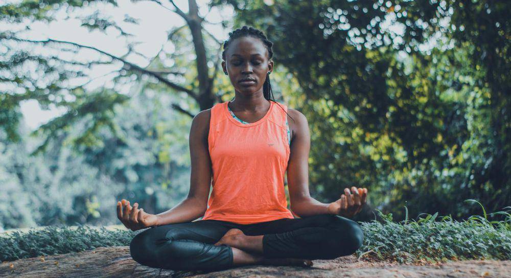 ilustrasi orang melakukan yoga (pexels.com/Oluremi Adebayo)