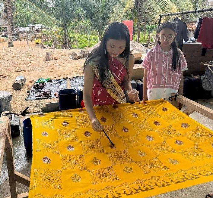 Putri batik remaja Sumsel, Dinda Gumara (Instagram/Dinda.gumara)