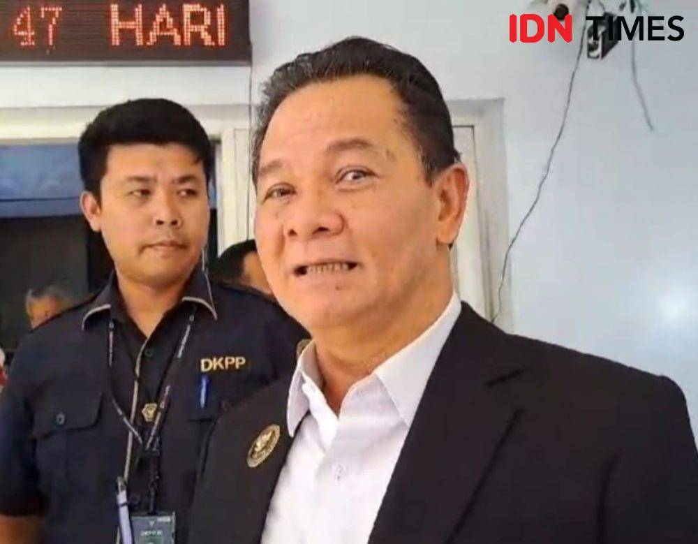 Ketua DKPP, Heddy Lugito usai sidang etik di KPU Jatim. IDN Times/Ardiansyah Fajar.