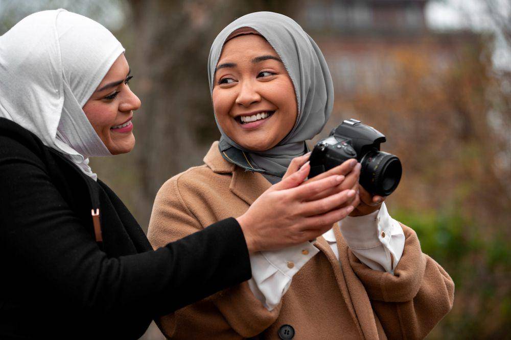 ilustrasi pendaki muslimah (freepik.com/freepik)