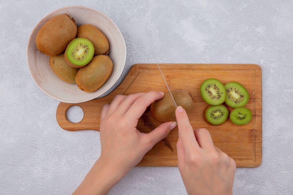 Cara Memotong Buah Kiwi, Gak Harus Dikupas Dulu