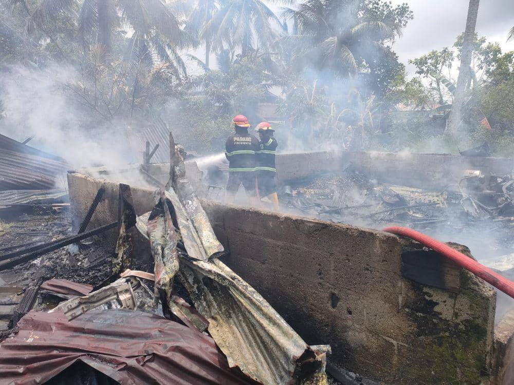 Tim Damkar Padang melakukan pendinginan (Foto: Damkar Padang)