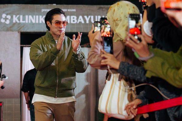 Potret Baim Wong Tumpengan Usai Film Lembayung Raih 1,5 Juta Penonton