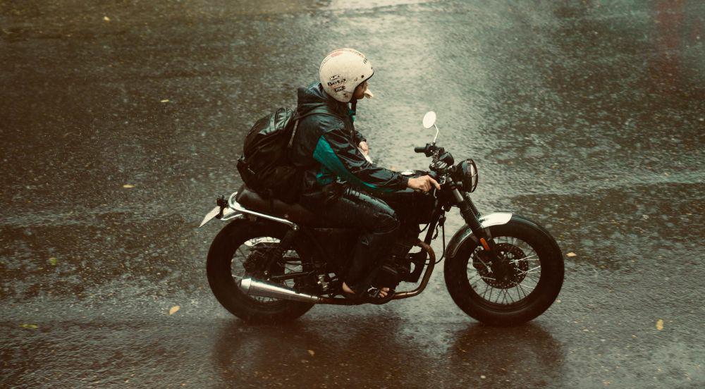 5 Tantangan Pengguna Sepeda Motor di Musim Hujan