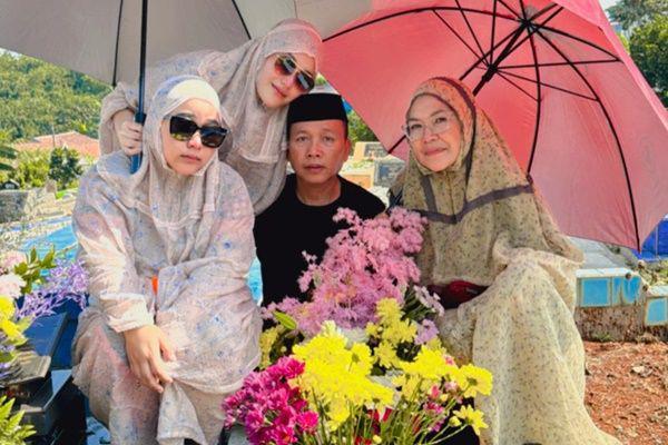 7 Potret Acara Tahlilan 40 Hari Keponakan Ayu Ting Ting