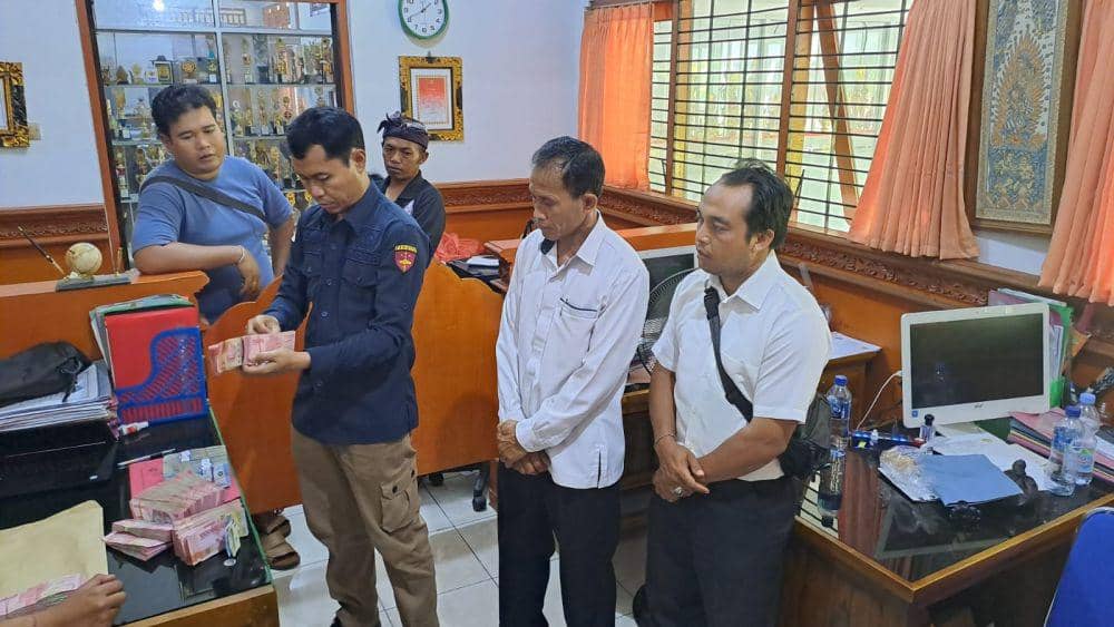 Kejari Klungkung menggeledah SMK N 1 Klungkung(Dok. IDN Times/istimewa)