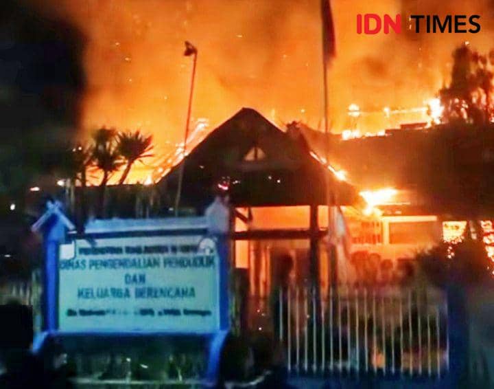 Kebakaran Hebat di Kantor DPPKB Dompu, 5 Mobil Pemadam Dikerahkan