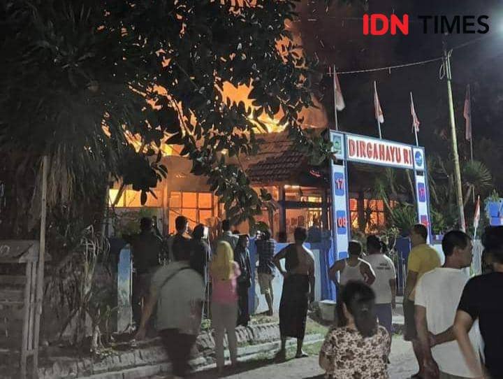 Foto kerumunan warga saat melihat kantor DPPKB Dompu yang terbakar (Dok/Istimewa)
