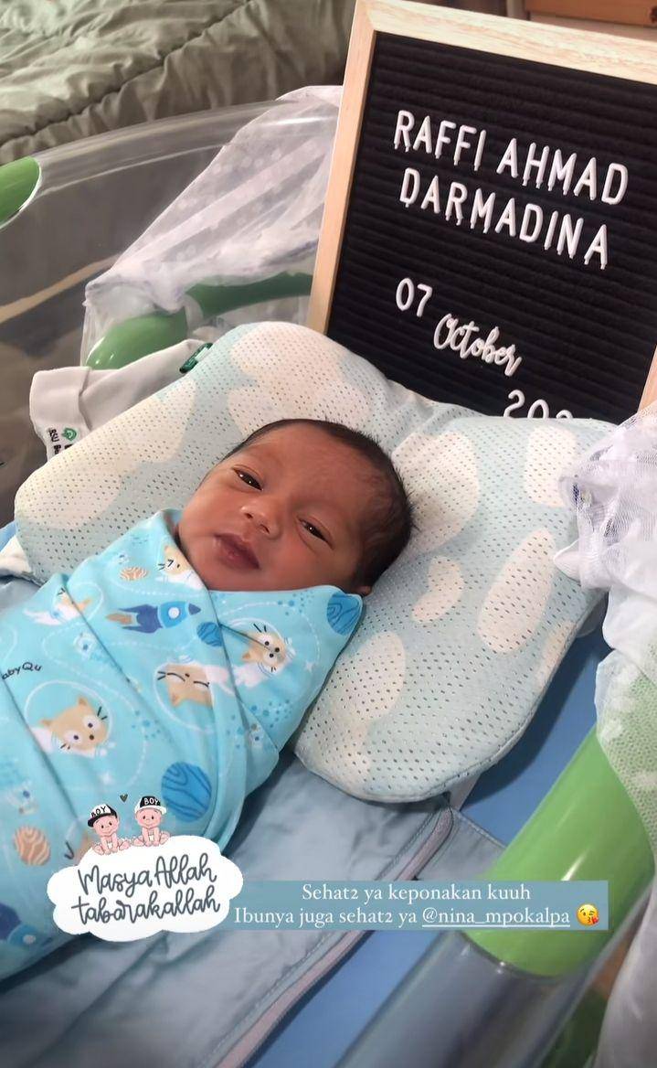 Face reveal bayi kembar mpok Alpa (Instagram.com/nezi_inez)