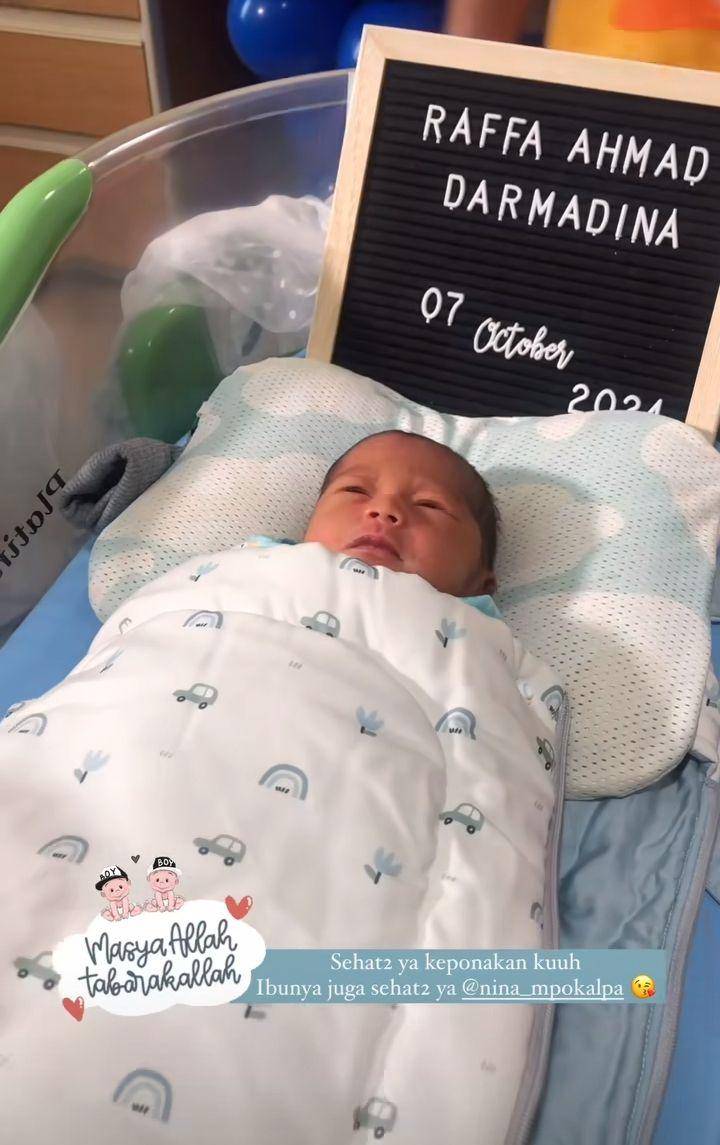 Face reveal bayi kembar mpok Alpa (Instagram.com/nezi_inez)