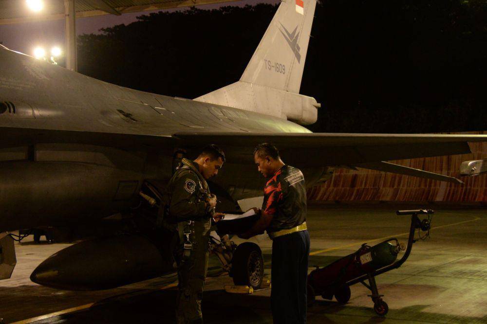 Latihan terbang malam pilot pesawat tempur di Lanud Iswahjudi Magetan Jawa Timur. IDN Times/ Penerangan Lanud Iswahjudi.