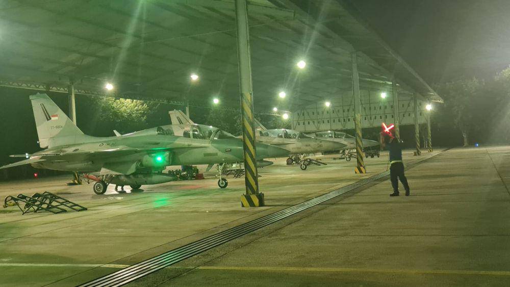 Latihan terbang malam pilot pesawat tempur di Lanud Iswahjudi Magetan Jawa Timur. IDN Times/ Penerangan Lanud Iswahjudi.