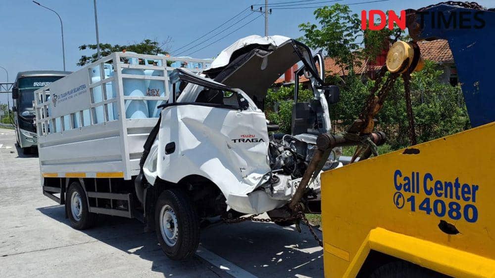 Pick-Up Tabrak Bokong Tronton di Ruas Tol Ngawi, 1 Orang Tewas