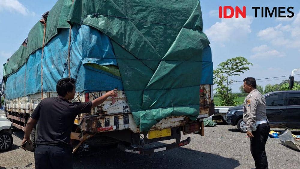Tabrak bokong truk tronton, di ruas tol Ngawi KM 564, mobil Pic-up gas LPG hancur. IDN Times/ Riyanto.