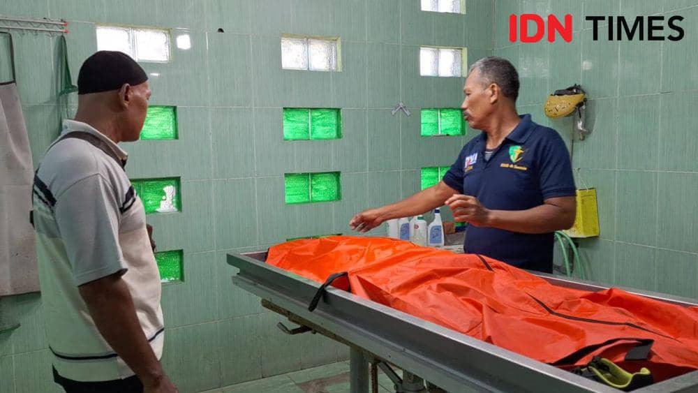 Tabrak bokong truk tronton, di ruas tol Ngawi KM 564, mobil Pic-up gas LPG hancur. IDN Times/ Riyanto.