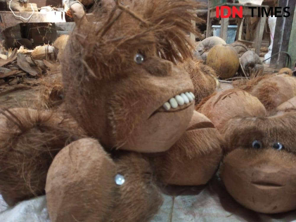 Produk handy craft dari bahan baku kelapa gabug.(IDN Times/Daruwaskita)