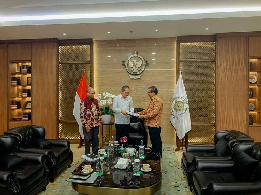 Penyerahan hasil audit BPK RI dugaan korupsi izin tambang di Sumsel (Dok: Kasi Penkum Kejati Sumsel)