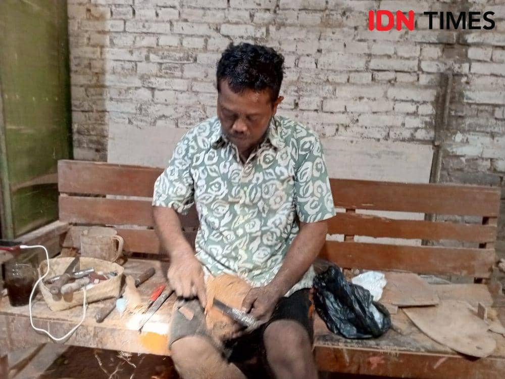 Perajin handy craft dari bahan baku kelapa gabug, Suyanto (IDN Times/Daruwaskita)