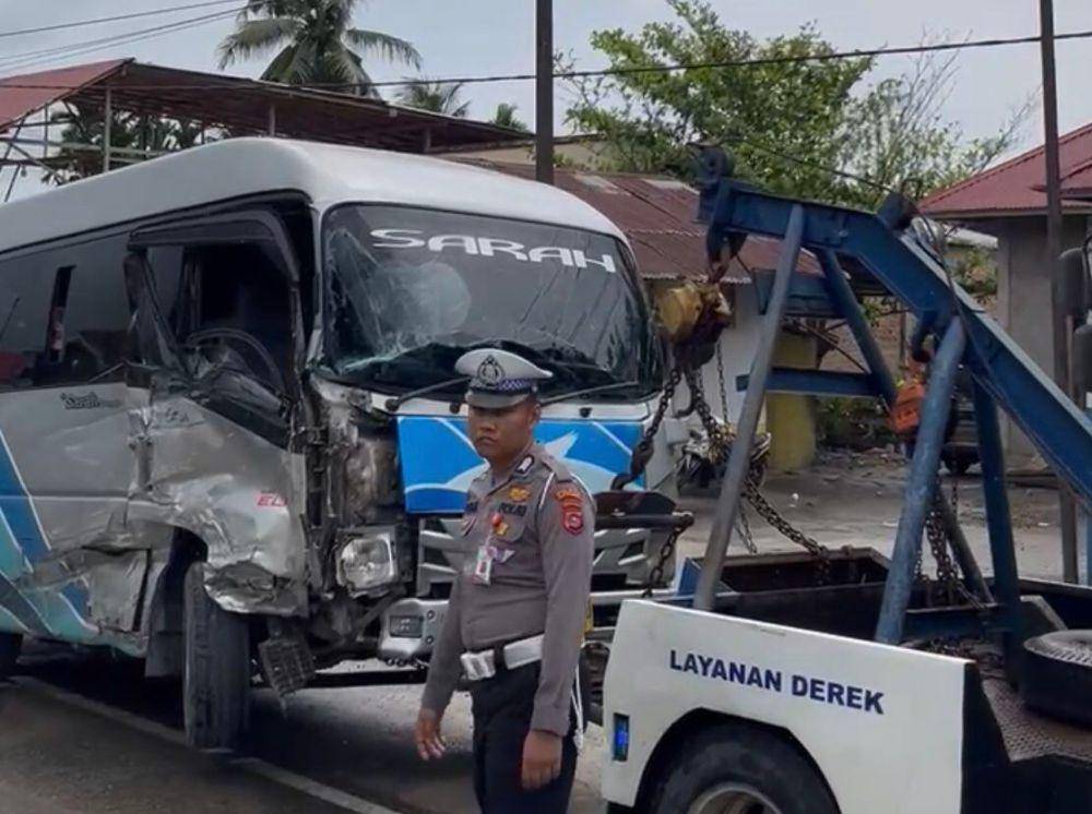 Satlantas Polres Padang Pariaman melakukan evakuasi bus yang terlibat kecelakaan (Foto: Istimewa)