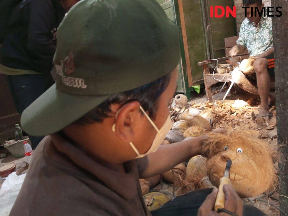 Kerajinan tangan dari bahan baku kelapa gabug.(IDN Times/Daruwaskita)