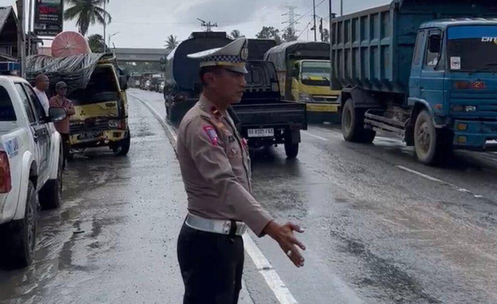 Personel Satlantas Polres Padang Pariaman melakukan pengaturan lalu lintas (Foto: Istimewa)