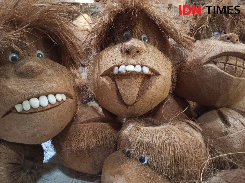 Perajin Bantul Sulap Kelapa Gabuk Jadi Produk Seni Bernilai Ekonomis