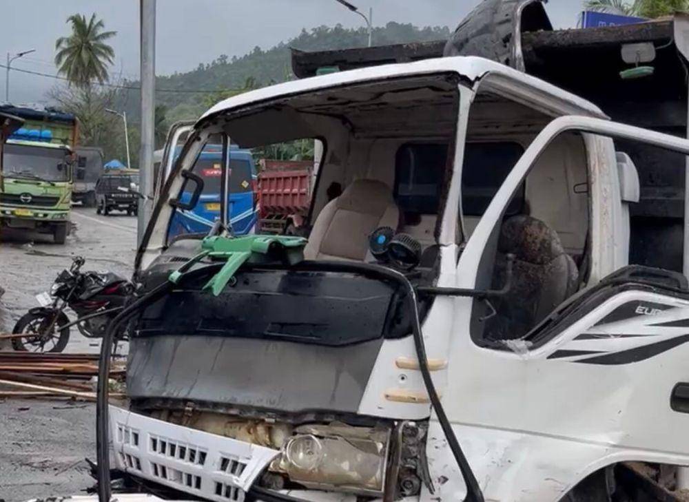 Keadaan mobil pengankut truk pasir yang banting stir (Foto: Istimewa)