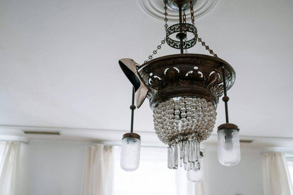 inspirasi lampu kristal (pexels.com/cottonbro studio)