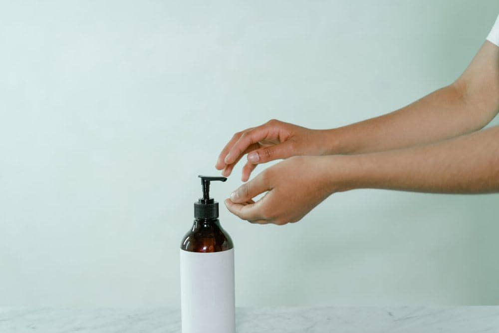 Ilustrasi body lotion kulit tubuh sensitif (pexels.com/MART PRODUCTION)