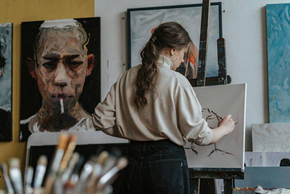 ilustrasi orang melukis (pexels.com/olia danilevich)