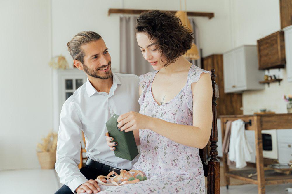5 Peran Teman dalam Mencegah 'Love Bombing', Dukunganmu Berarti!