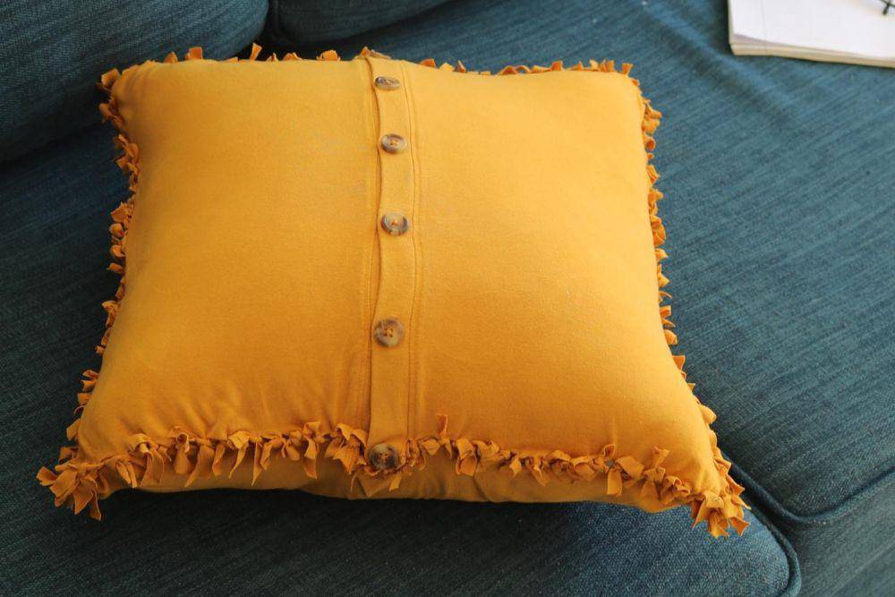 bantal sofa dari baju bayi bekas (instagram.com/spruceupwithme)