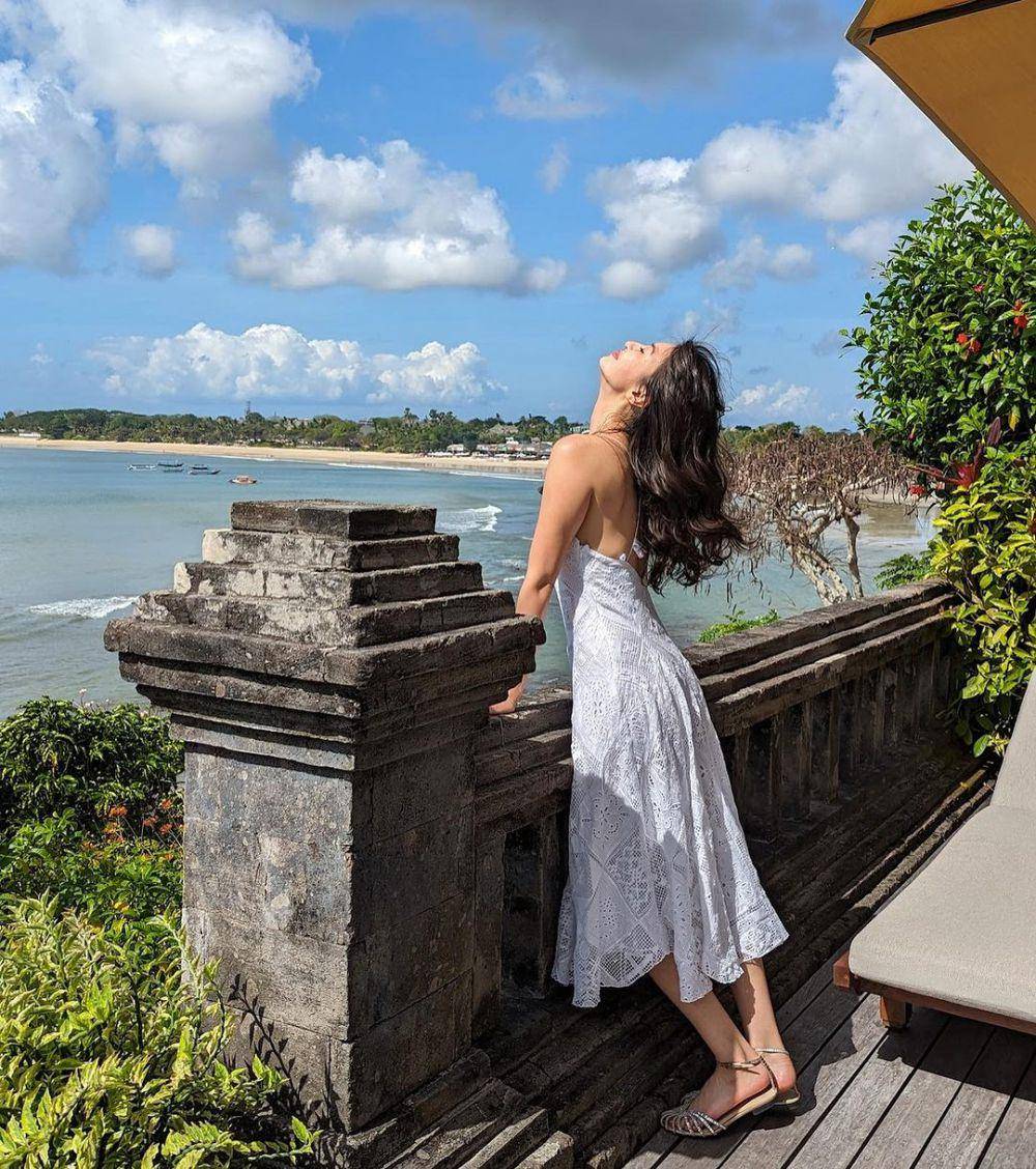 outfit liburan ala Raline Shah (instagram.com/@ralineshah)