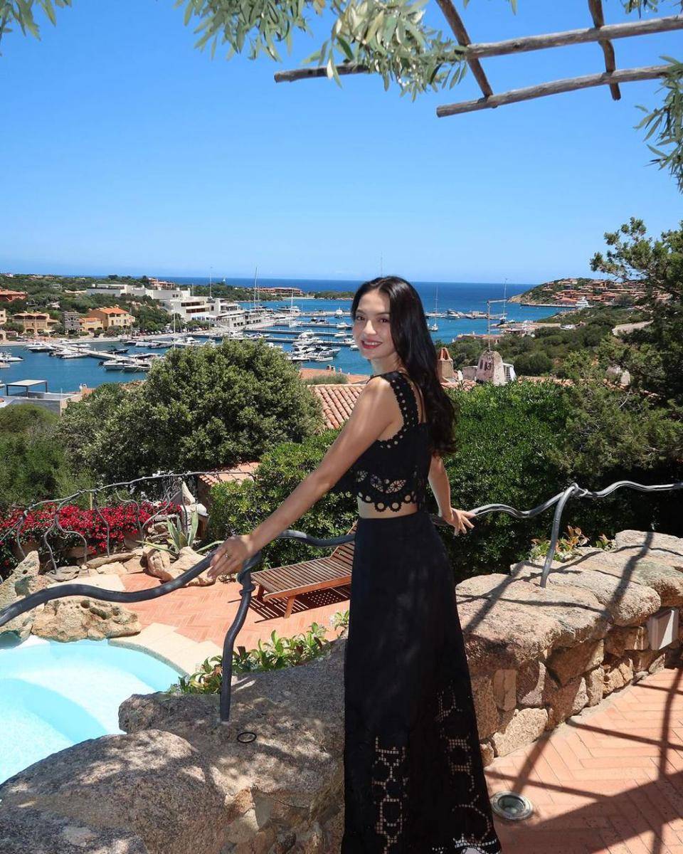 outfit liburan ala Raline Shah (instagram.com/@ralineshah)