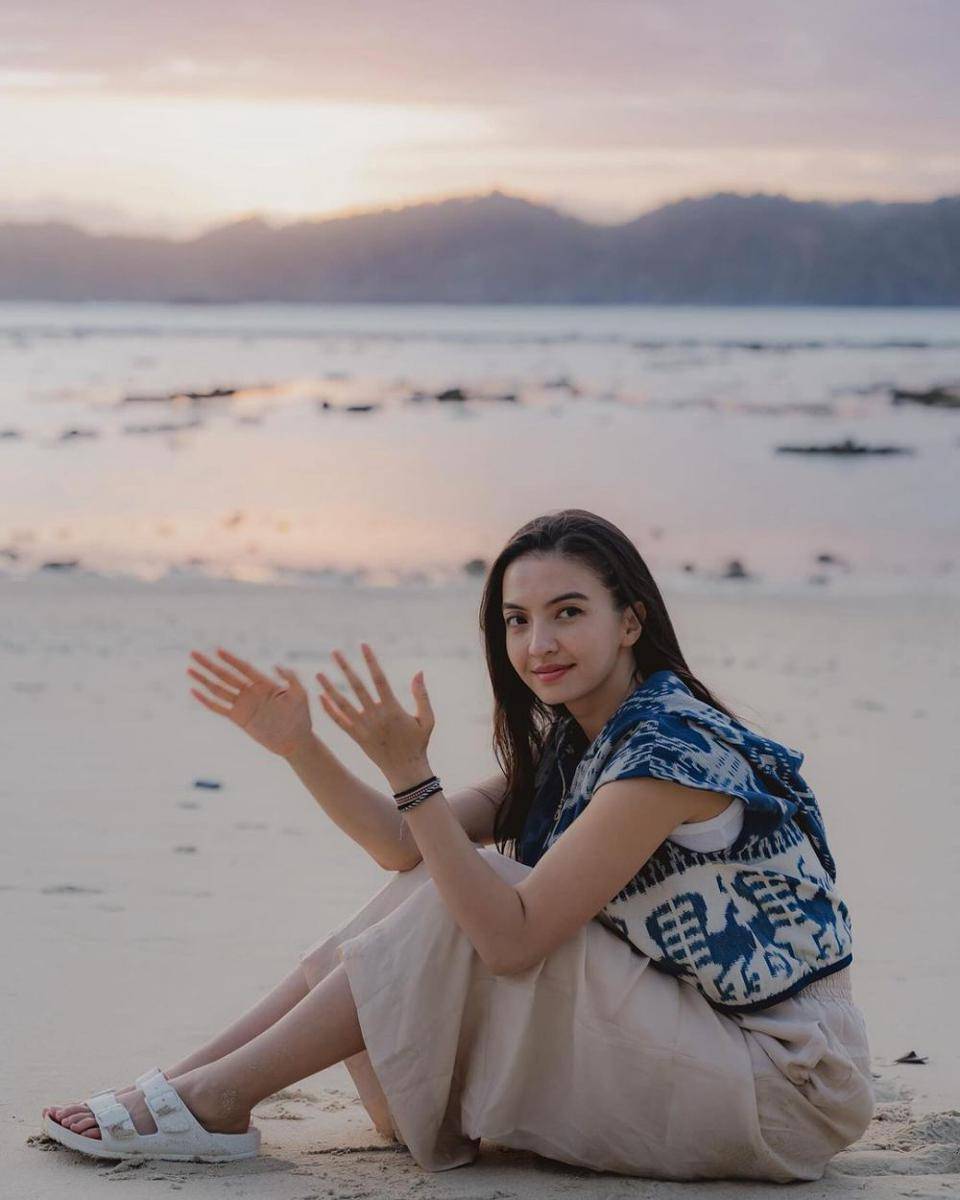 outfit liburan ala Raline Shah (instagram.com/@ralineshah)
