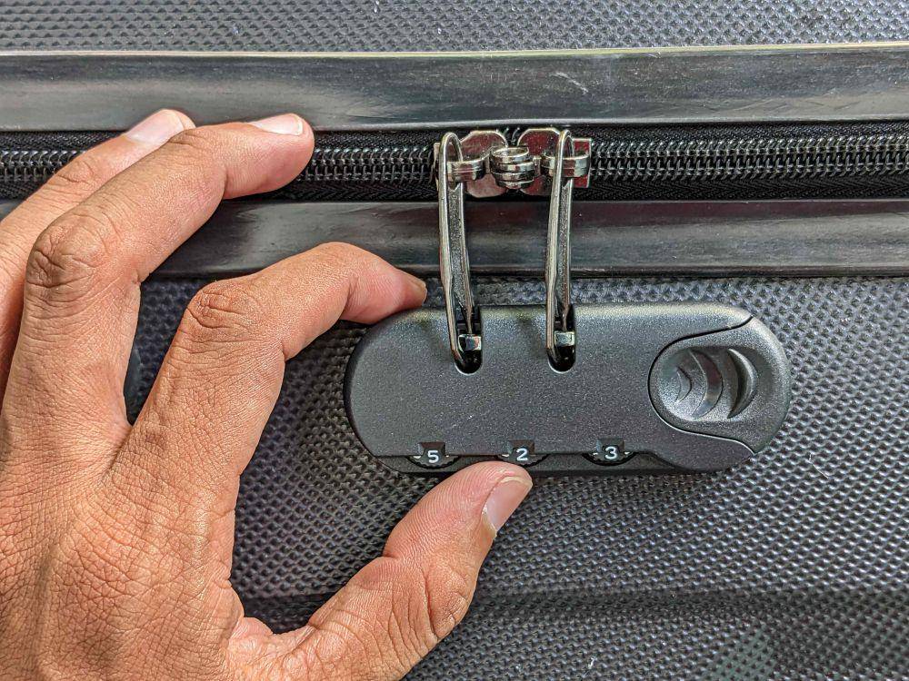 ilustrasi mengatur kombinasi angka untuk TSA Lock pada koper (vecteezy.com/maulejobs)