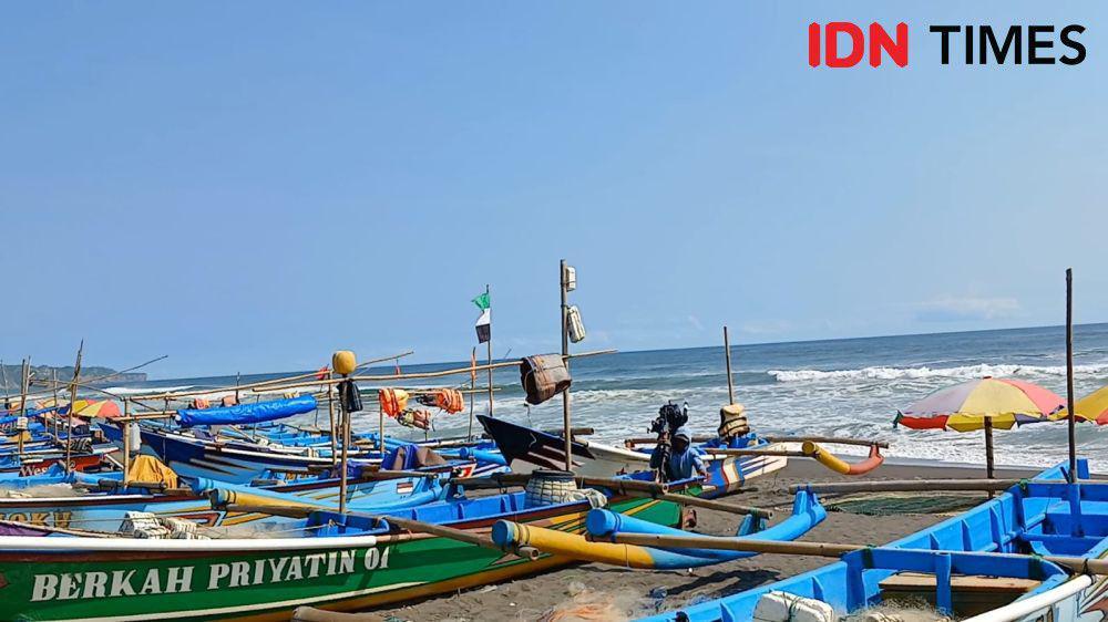 Kapal nelayan di Pantai Depok, Bantul (IDNTimes / Febriana Sinta)