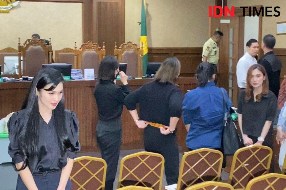 Sandra Dewi Nangis di Sidang: Saya Bilang ke Anak, Papanya Wamil