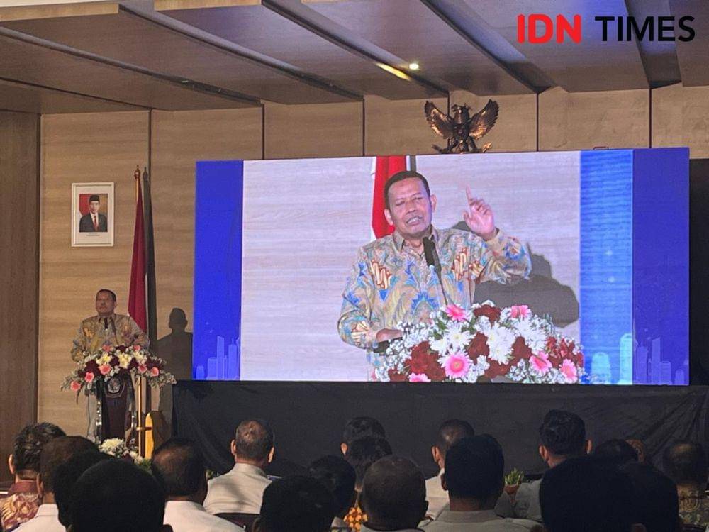 Rektor Undip Semarang, Suharnomo hadir pada Seminar Nasional “Tinjauan Aspek Kebijakan Publik dalam Penyelenggaraan Sistem Transportasi Perkotaan Berbasis Angkutan Umum Massal”, di Fakultas Ilmu Sosial dan Ilmu Politik (FISIP) Universitas Diponegoro, Semarang, Kamis (10/10/2024). (IDN Times/Anggun Puspitoningrum)