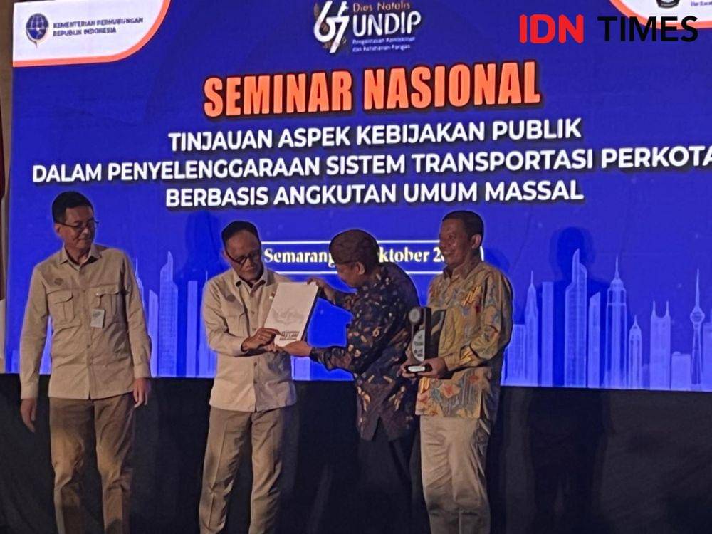 Seminar Nasional “Tinjauan Aspek Kebijakan Publik dalam Penyelenggaraan Sistem Transportasi Perkotaan Berbasis Angkutan Umum Massal”, di Fakultas Ilmu Sosial dan Ilmu Politik (FISIP) Universitas Diponegoro, Semarang, Kamis (10/10/2024). (IDN Times/Anggun Puspitoningrum)