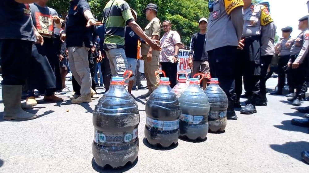 Sampel air limbah yang dibawa oleh nelayan. IDN Times/ istimewa