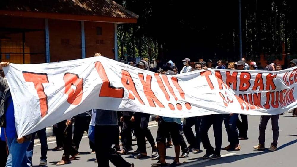 Nelayan di Trenggalek saat gelar aksi unjuk rasa di halaman Pendopo. IDN Ties/ istimewa