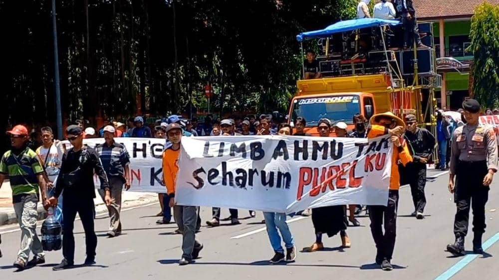 Nelayan di Trenggalek Demo Tolak Tambak Liar Udang