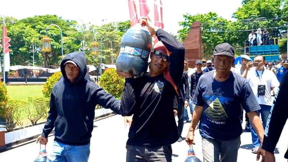 Sampel air limbah yang dibawa oleh nelayan. IDN Times/ istimewa