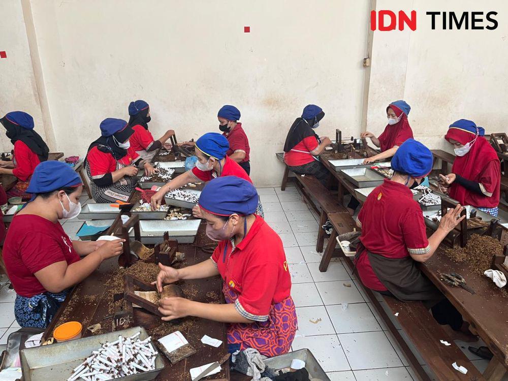 Berkat Cukai, Rezeki Buruh Pabrik Rokok Praoe Lajar Selalu Lancar