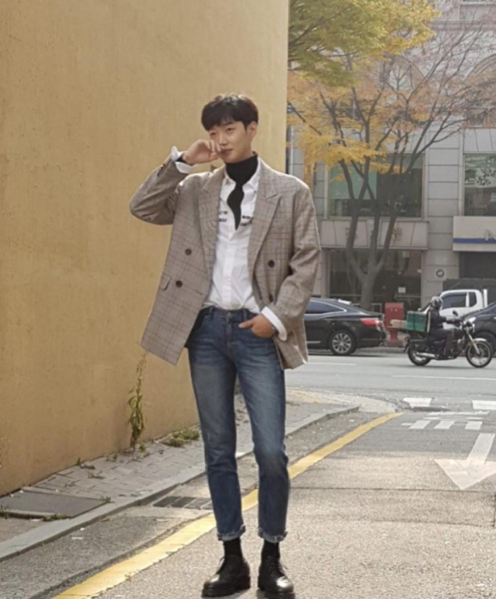 Paduan jas vintage ala Kang Young Seok (instagram.com/kkang0suk)