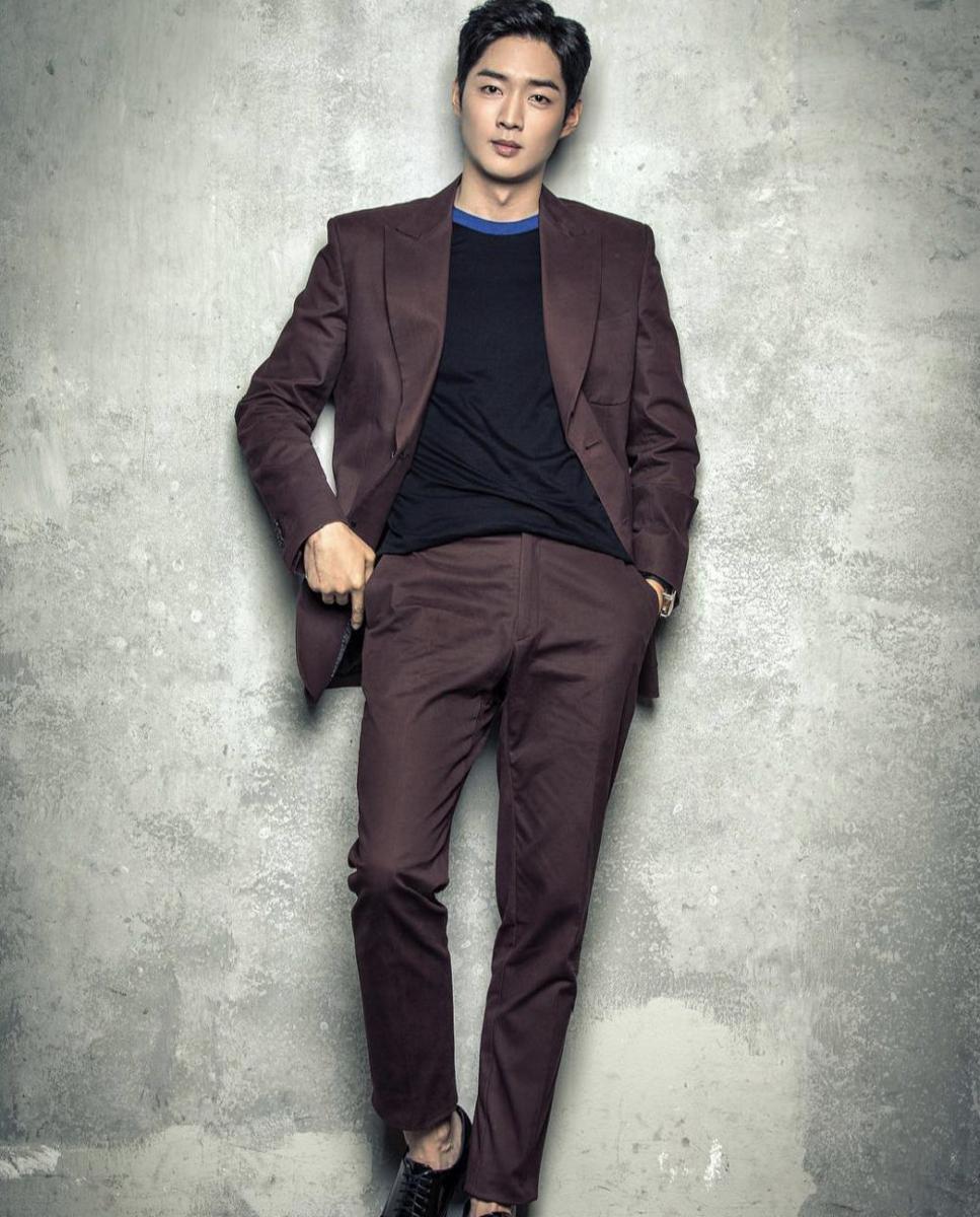 Paduan setelan jas ala Kang Young Seok (instagram.com/kkang0suk)